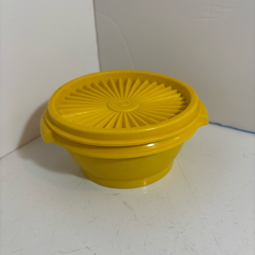 🛍️3/$30 Vintage yellow Tupperware round bowl‎ with lid